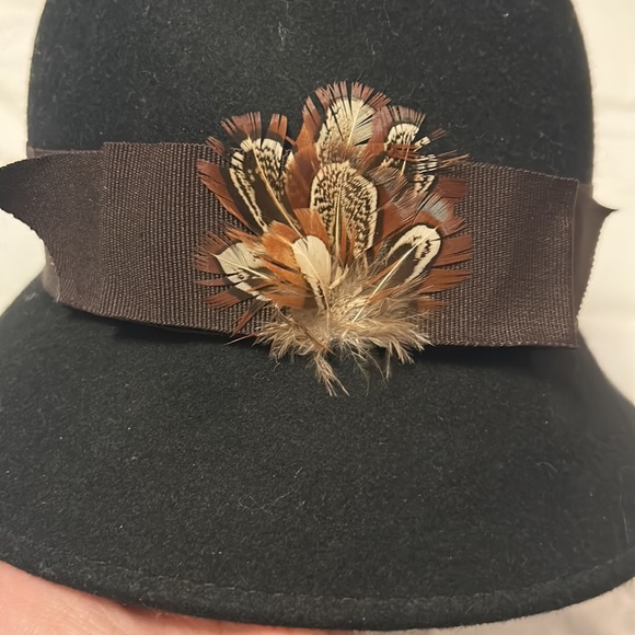 August Felt Cloche Hat Feather Ribbon - Picture 5 of 5